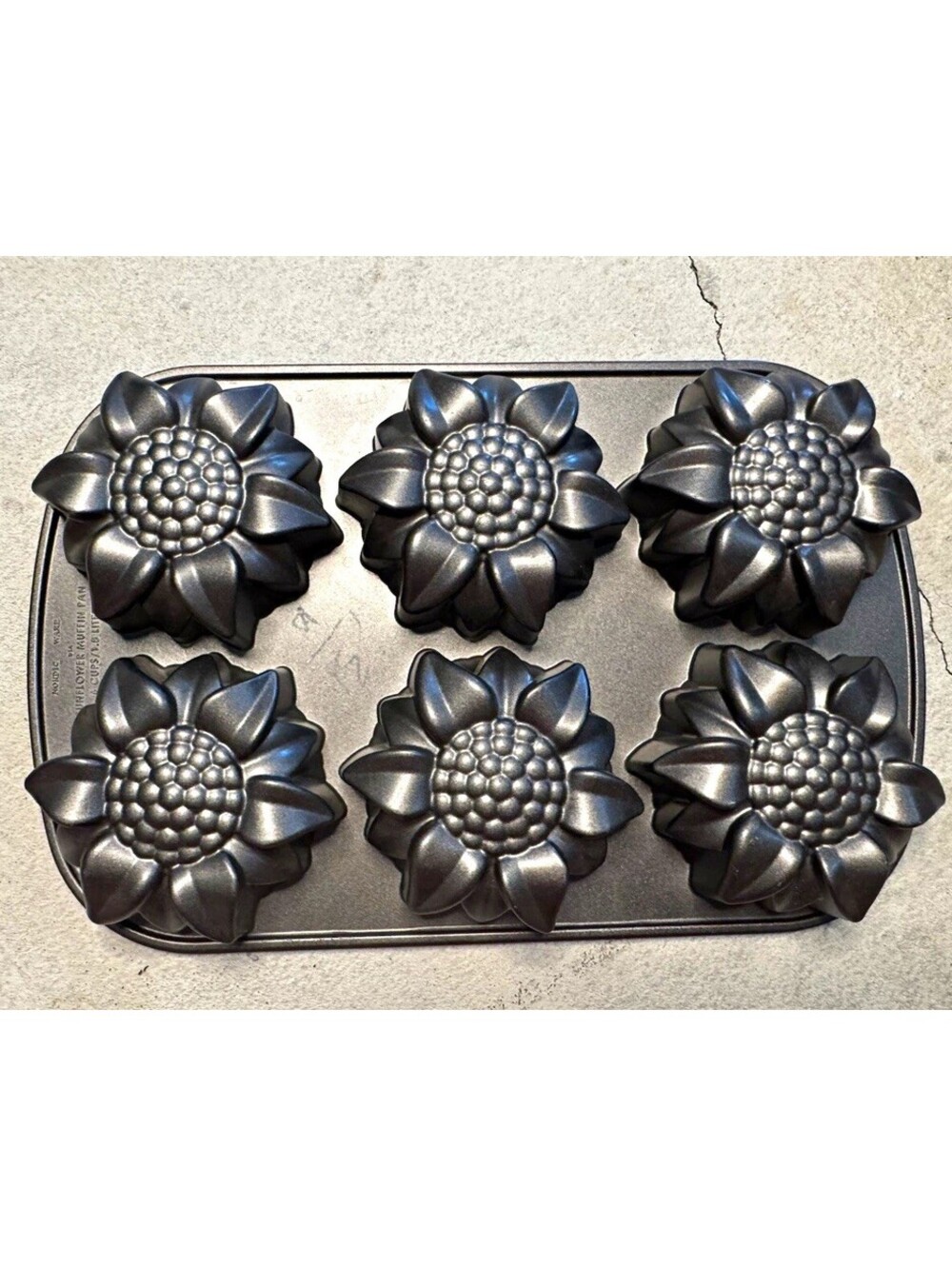 Nordic Ware Sunflower 6-Cavity Non-Stick Aluminum Muffin Pan, Gray